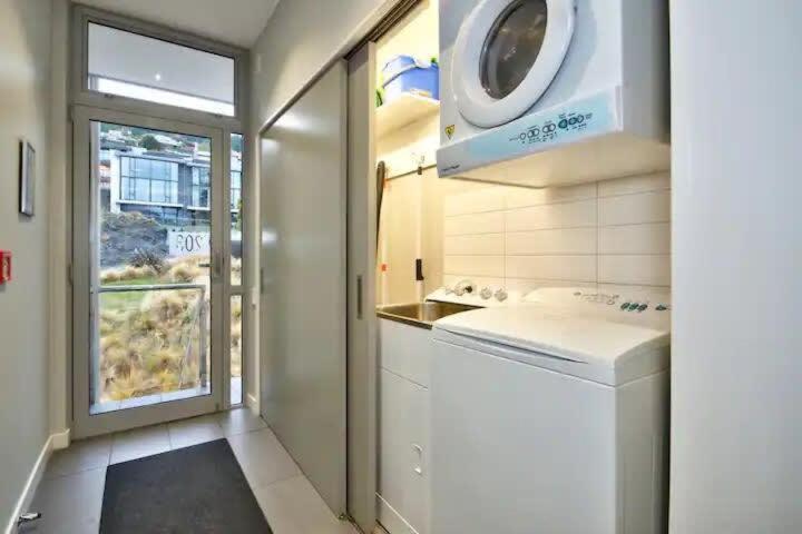Luxury Lakeview 2 Bedroom Apartment كوينستاون المظهر الخارجي الصورة