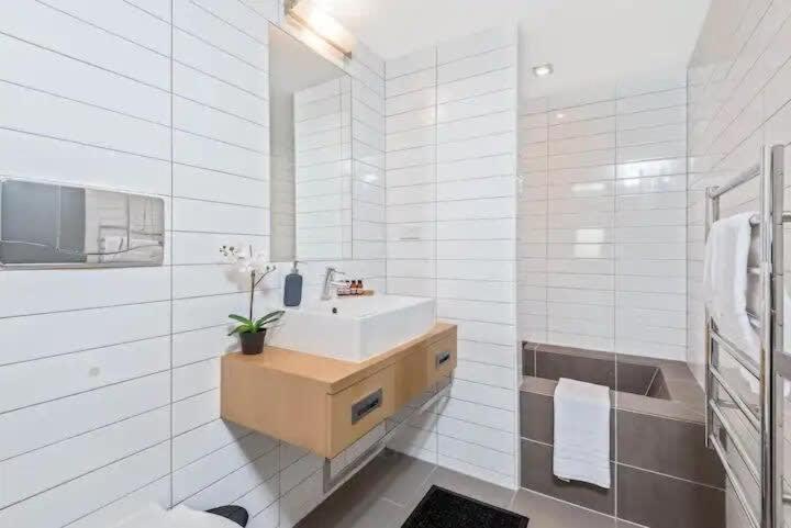 Luxury Lakeview 2 Bedroom Apartment كوينستاون المظهر الخارجي الصورة