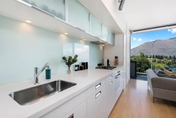 Luxury Lakeview 2 Bedroom Apartment كوينستاون المظهر الخارجي الصورة