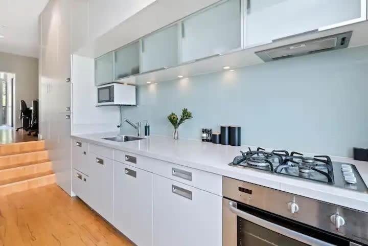 Luxury Lakeview 2 Bedroom Apartment كوينستاون المظهر الخارجي الصورة