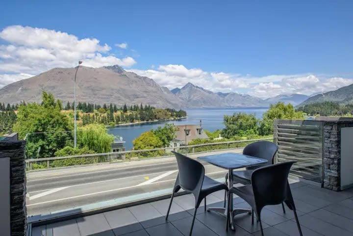 Luxury Lakeview 2 Bedroom Apartment كوينستاون المظهر الخارجي الصورة